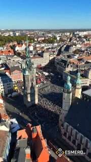 💃🕺 Halle tanzt – für den Weltrekord! 🔔❤️

Was für ein Bild heute Nachmittag auf dem Marktplatz! 😍 Bei „(H)alle tanzt“ wurde Halles Innenstadt kurzerhand zur riesigen Tanzfläche.
Gemeinsam Walzer tanzen, begleitet vom Europa-Carillon im Roten Turm – und das mit dem großen Ziel, einen neuen Weltrekord aufzustellen. 🌍🏆

Wir waren natürlich mittendrin und haben dieses besondere Ereignis aus verschiedenen Perspektiven eingefangen. 🎥✨

Egal, wie die offizielle Auswertung am Ende aussieht: So sieht es aus, wenn Halle gemeinsam etwas auf die Beine stellt! ❤️

Wer von euch war heute dabei? 👇😁

#HalleSaale #Halle #HalleTanzt #Weltrekord #Weltrekordversuch