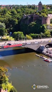 28 Meter freier Fall, über 100 km/h Speed und tausende Zuschauer am Saaleufer – das 6. Brückenspringen beim Laternenfest in Halle war pure Festivalstimmung! 🎉🔥 20 mutige Athleten zeigten Sprünge auf Weltklasse-Niveau, organisiert von Vize-Olympiasieger @welsandreas. 💦 Seit 2016 begeistert dieses Event die Massen, doch 2025 war es spektakulärer denn je: Casting für neue Talente, perfektes Wetter und eine Stimmung, die Halle zum Beben brachte. 🌟🙌"

#LaternenfestHalle #Brückenspringen #AndreasWels #HighDiving #SplashDiving #Giebichensteinbrücke #HalleSaale #Saaleufer #Festivalstimmung #Publikumsmagnet #ActionInHalle #EventHighlight #AdrenalinPur #SommerHighlight #TraditionTrifftAction #Sportshow #MutigeSprünge #Wasserakrobatik #HalleEvents #Funsport #Eventliebe #CommunitySpirit #SaaleCity #SommerInHalle #OpenAirArena #SafetyFirst #DRKWasserrettung #Hallelebt #StadtfestHalle #ReelHighlight