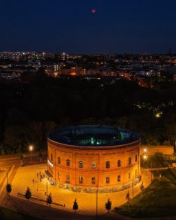 Magischer Abend über Halle ✨🌙 Gestern erlebten wir nicht nur den Blutmond über unserer Stadt, sondern auch eine faszinierende Stunde im Planetarium. Zwischen 19:30 und 20:30 Uhr tauchten wir gemeinsam in die Geheimnisse des Alls ein und bekamen die Mondfinsternis eindrucksvoll erklärt – ein Moment, der Himmel und Erde zum Greifen nah erscheinen ließ. 🌌🔭
Am Ende haben wir noch ein paar Aufnahmen aus der Luft für euch erstellt. 🙂
.
#halle #halleksaale #planetariumhalle #blutmond #mondfinsternis #mondnacht #astroevent #himmelsschauspiel #nachtaufnahme #saalestadt #esmero #dronephotography #nightphotography #latergram #scienceevent #halleansichten #stadthalle #hallecity #visit_halle #stadtliebe #hallegram #halleliebe #heimatstadt #mitteldeutschland #sachsenanhalt #unserhalle #weltraumfieber #astronomyphotography #mondmomente #faszinationuniversum