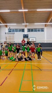 🏐 Überraschung beim Training 🤾‍♂️
Beim Volleyballtraining der Mädels vom SV Halle in der Sporthalle am Holzplatz gab es am 16.12. einen ungeplanten Besuch:
Mitten im Training standen plötzlich die Volley Goats, Spieler aus der 1. Volleyball-Bundesliga der Männer, mit in der Halle.
Was dann folgte: 🔥 Gemischtes Training
😂 Viel Lachen
💪 Sportartenübergreifender Teamspirit
❤️ Einfach Spaß auf beiden Seiten
Solche Begegnungen zeigen, wie gut Sport verbinden kann – unkompliziert, offen und ohne großes Tamtam.
Danke an alle Beteiligten. War eine starke Aktion.
.
#SVHalle #VolleyGoats #Volleyball #Teamspirit #SportVerbindet #Training #MixedTraining #Sporthalle #HalleSaale #HalleSport #Nachwuchssport #Vereinssport #FairPlay #GemeinsamStark #Sportliebe #BehindTheScenes #LocalSports #SportsCommunity #GirlsSports #Mannschaftssport #CrossSport #VolleyballBundesliga #VolleyballLiebe #Teamwork #TrainingDay #SportMomente #HallescherSport #SaaleCity #SportAlltag