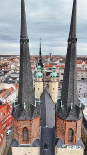 Dieses Jahr hatte alles: neue Ideen, verrückte Locations, lange Tage, kurze Nächte, Technik am Limit – und Projekte, die genau deshalb Spaß gemacht haben.
Manches war geplant. Vieles ist einfach passiert. Und genau das lieben wir daran.

Was bleibt, sind Begegnungen mit Menschen, die Lust auf Neues hatten. Kunden, die uns vertraut haben. Partner, die mitgezogen sind. Und Projekte, bei denen wir zwischendurch dachten: Okay… sportlich. 😅

Danke an alle, die 2025 mit uns gestaltet haben – mutig, neugierig, manchmal spontan, aber immer auf Augenhöhe.
Wir sind noch lange nicht fertig.
Im Gegenteil: Das war erst das Warm-up.

@dr.alexandervogt
@kpiprojektgmbh
@gp.papenburg
@wohngroup
@drachenbootverband_official
@zoohalle
@mmz.halle
@glocken.halle
.
#jahresrückblick #reel2025 #danke #kundenliebe #partnerpower #kreativarbeit #medienproduktion #videoproduktion #drohnenaufnahmen #contentcreation #behindthescenes #agenturleben #projektliebe #teamwork #neuewege #storytelling #visuellercontent #machenistwie #videomarketing #lokalverwurzelt #innovation #netzwerken #zusammenarbeit #businesswithheart #kreativprozess #ontheroad #workinprogress #nextlevel #thankyou