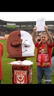 Gänsehaut im Leuna-Chemie-Stadion am 07.02.26. 🔴⚪
Die Vertragsverlängerung zwischen dem Hallescher FC und der Halloren Erlebniswelt wurde nicht irgendwo unterschrieben – sondern live vor tausenden Fans.

Wir durften diesen Moment mit Kamera am Boden und aus der Luft begleiten:
Die Unterzeichnung auf dem Rasen.
Die Choreo vor Anpfiff.
Die Emotionen auf den Rängen.

Und erstmals lief das Ganze direkt live auf der Stadion-LED-Wand und den VIP-Screens.
Ein besonderer Moment für den Verein.
Ein besonderer Produktionsmoment für uns.

Heimat. Partnerschaft. Stadiongefühl. ❤️

#hfc #hallescherfc #halle #hallesaale #leunaChemieStadion