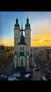 Wenn die Sonne langsam hinter den Dächern verschwindet und die Marktkirche im goldenen Licht steht, weißt du: Wochenende. ☀️

Kommt gut rein – entspannt euch, sammelt Energie und genießt die nächsten Tage. 🙌

#HalleSaale #Halle #Marktkirche #RoterTurm #Sonnenuntergang