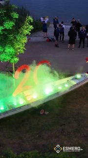 🌙🚣‍♂️ Wenn der Osendorfer See dunkel wird, beginnt ein ganz besonderes Spektakel: die Nachtrennen des 20. Halleschen Drachenboot Cups. Mit beleuchteten Booten, jeder Menge Teamgeist und einer Atmosphäre, die man erlebt haben muss, wurde der See am Wochenende zur wohl spektakulärsten Rennstrecke der Region. ✨

Die Nachtrennen gehören zu den besonderen Highlights des Drachenboot Cups und werden deutschlandweit nur selten ausgetragen. Auf der 100-Meter-Distanz kämpften die Teams unter Flutlicht und in der Dunkelheit um jede Bootslänge. 🚣‍♀️🔥 Der diesjährige Cup war zugleich ein doppeltes Jubiläum: 20 Jahre Hallescher Drachenbootverein und die 20. Auflage des Halleschen Drachenboot Cups.

Wir haben die besondere Stimmung am Wasser, die Lichter, die Geschwindigkeit und die Energie der Teams in einem kleinen Reel festgehalten. 📹✨
Warst du vor Ort dabei? 👇

#halle #hallesaale #halleandersaale #osendorfersee #drachenboot
