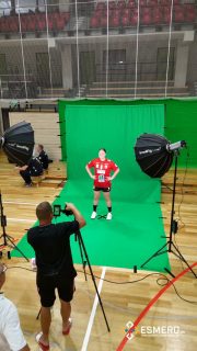 📸🎥 Media Day 2026 bei den Wildcats! 🔥🐾

Am Montag hieß es in der SWH.arena wieder: Licht an, Kameras an und ab vor die Linse! 😎

Gemeinsam mit den Wildcats von Union Halle-Neustadt haben wir den Media Day für die neue Saison umgesetzt. Mannschaftsfotos, Einzelportraits, Videoaufnahmen und jede Menge Content standen auf dem Programm – und natürlich durfte auch der eine oder andere Blick hinter die Kulissen nicht fehlen. 🎬📷

Zwischen konzentriertem Shooting, kleinen Späßen und kreativen Ideen entstand so an einem Tag jede Menge Material für die kommende Saison. 💪🔥

Unser Reel nimmt euch ein bisschen mit hinter die Kulissen. 👀
Wer ist schon bereit für die neue Wildcats-Saison? 🐾❤️

#Wildcats #WildcatsHalle #UnionHalleNeustadt #Handball #HandballLiebe
