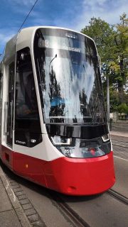 TINA erobert Halle – die erste Stadler TINA-Straßenbahn ist jetzt im regulären Linienbetrieb! Ab sofort auf Linien 1, 2 und 3 im Probebetrieb unterwegs – modern, barrierefrei und klimatisiert. Willkommen in der Zukunft des Nahverkehrs 🚋✨
.
#TINA #Strassenbahn #HalleSaale #HAVAG #Stadler #Nahverkehr #ÖPNV #Tram #Probebetrieb #Barrierefrei #Niederflur #Mobilität #Zukunft #Stadtverkehr #Ökologisch #Innovation #CityTransport #TramLife #Panoramafenster #Klimaanlage #Fahrgastkomfort #Fahrgastbetrieb #Modern #Technologie #Fahrgastinfo #Linien1 #Linien2 #Linien3 #Deutschland #Reels