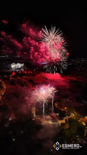 Ein Himmel voller Farben über Halle 🎆✨
Erstmals wurde das Laternenfest-Feuerwerk gleich von drei Standorten aus gezündet. Aus der Luft verschmolzen die Lichter zu einem einzigartigen Schauspiel, das die Saalestadt in ein Meer aus Magie und Gänsehautmomenten tauchte. 💫
.
#laternenfest #laternenfesthalle #halle #hallesaale #halleandersaale #hallecity #halleliebe #hallegram #esmero #drohnenaufnahme #drohnenliebe #drohnenfotografie #drohnenvideo #luftaufnahmen #aerialview #aerialphotography #aerialvideo #firework #fireworks #feuerwerk #feuerwerkfotografie #feuerwerkvideo #nachtaufnahme #stadthalle #saale #halleevents #hallefest #giebichenstein #hallelights #magicmoments